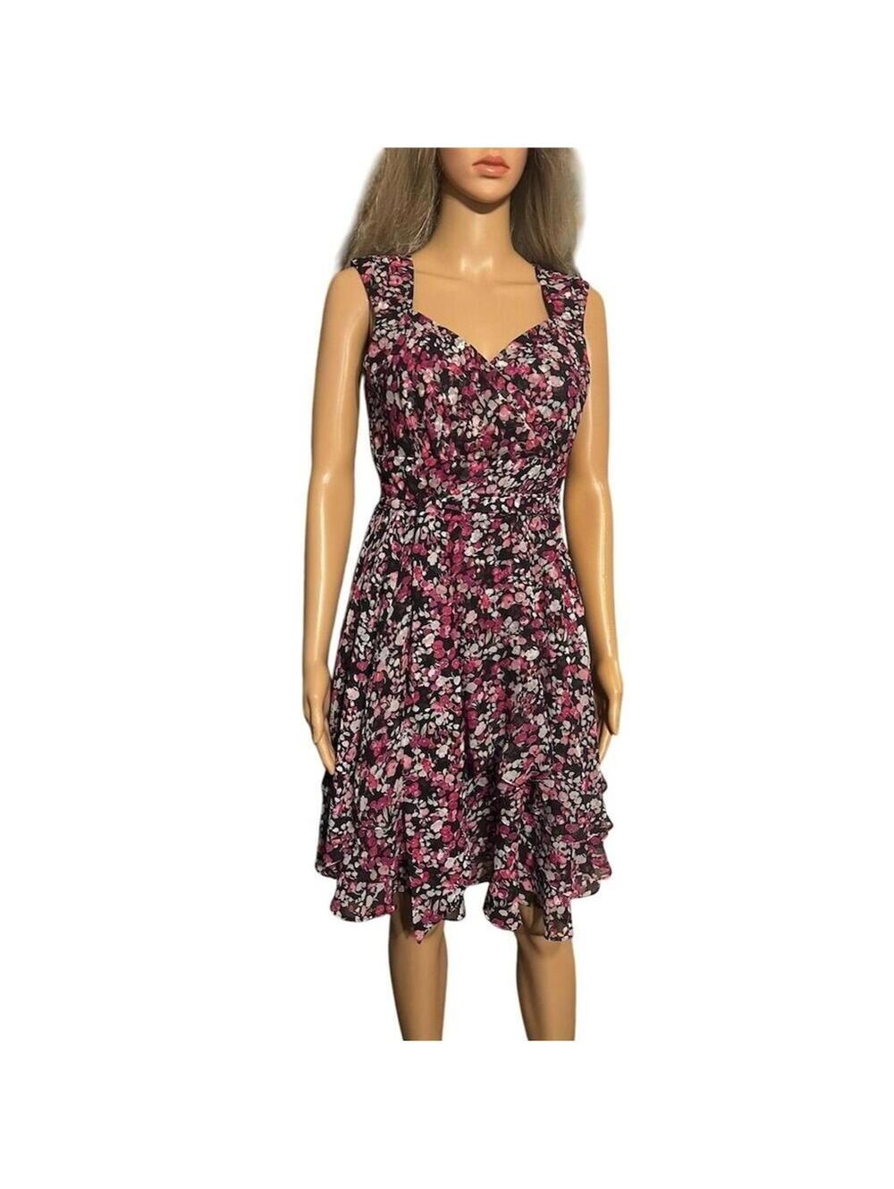 White House black market Fit Flare 4 Floral Black Feminine